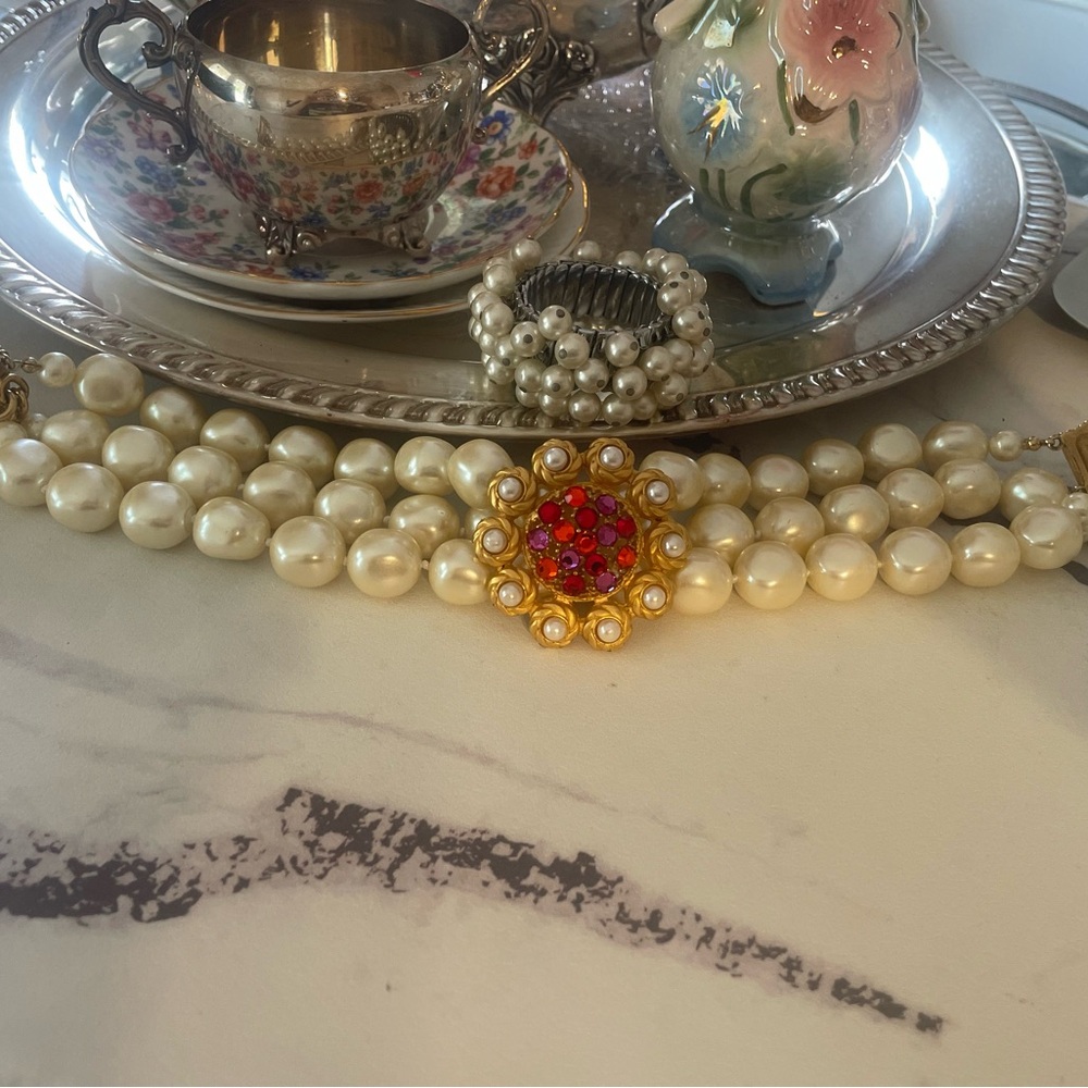 Elegant Pearl and Gold Bracelet